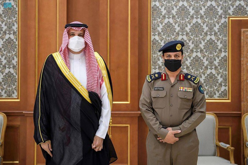 أمير المدينة المنورة يقلد مدير الدفاع المدني بالمنطقة رتبة «لواء»