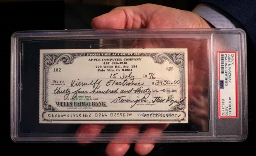 مزاد على منتجات لـ"أبل" وشيك من توقيع ستيف جوبز