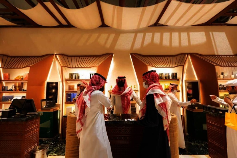 معرض العطور .. علامة فارقة في تنوع المنتجات الحصرية والنادرة