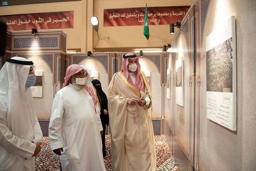 أمير المدينة المنورة يفتتح معرض النقوش الأثرية .. ويشيد بالأسلوب المنهجي