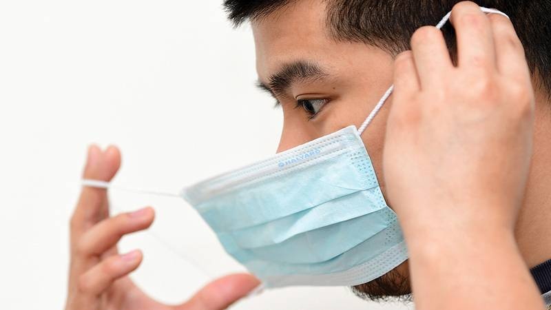 خبراء: يجب ارتداء الكمامات بعد إلغاء قيود كورونا