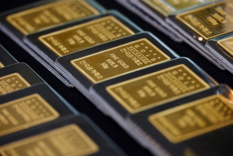 الذهب يرتفع مع تراجع الدولار والبلاديوم يقفز 2.4%