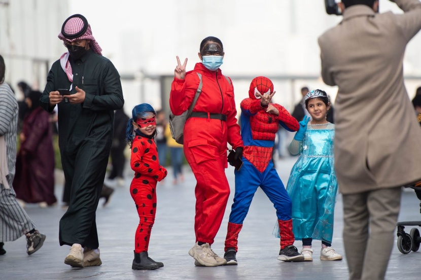 صور للمشاركين في مهرجان التنكر الأضخم في المملكة