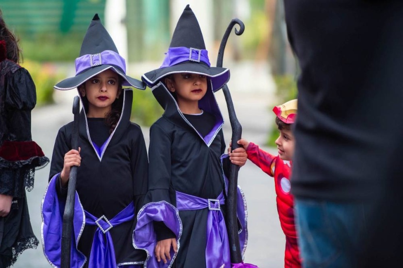 أزياء جيل السبعينيات تزين منطقتي البوليفارد وونتر وندرلاند في مهرجان التنكر