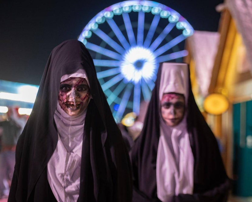 أزياء جيل السبعينيات تزين منطقتي البوليفارد وونتر وندرلاند في مهرجان التنكر