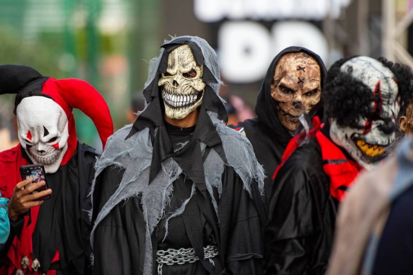 أزياء جيل السبعينيات تزين منطقتي البوليفارد وونتر وندرلاند في مهرجان التنكر