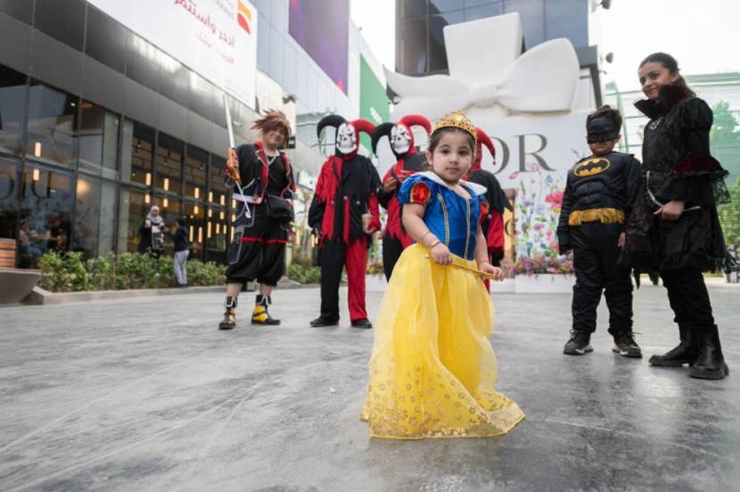 أزياء جيل السبعينيات تزين منطقتي البوليفارد وونتر وندرلاند في مهرجان التنكر