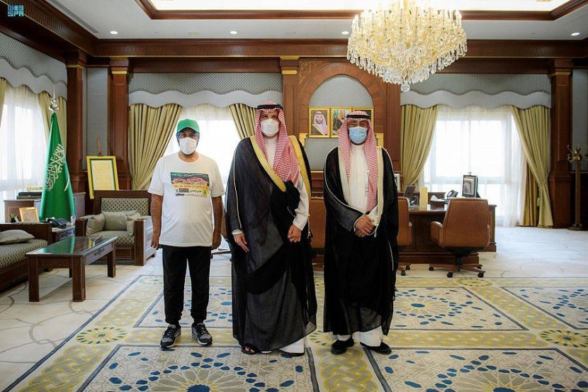 أمير المدينة المنورة يستقبل الرحالة السعودي المفرج