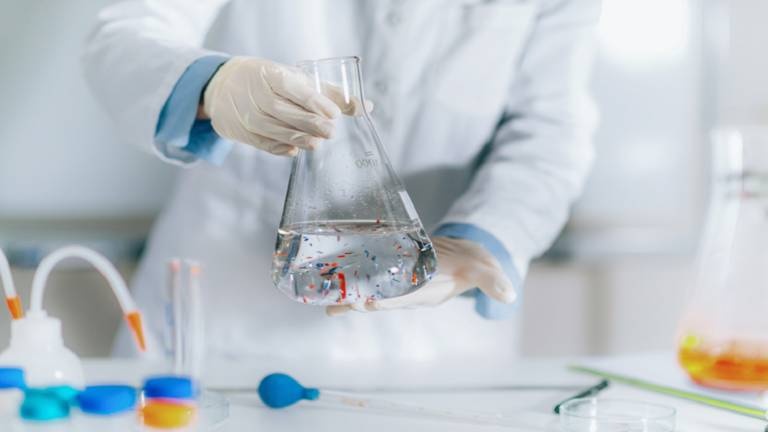 لأول مرة .. العثور على جزيئات بلاستيك في دم الإنسان