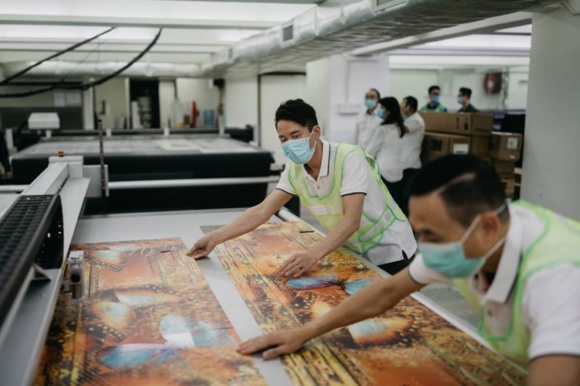 بعد نفاد الخشب .. نعوش من الورق لدفن وفيات كورونا