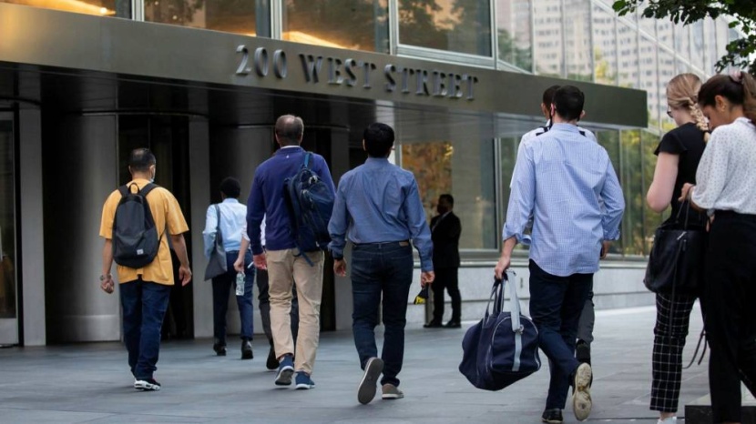 الشركات الأمريكية تواجه التضخم المتسارع بزيادة الأجور