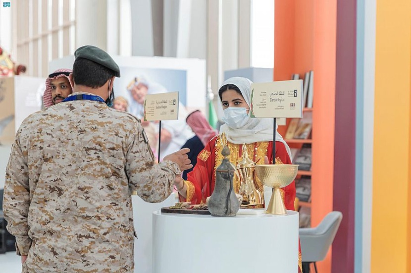 القهوة السعودية تجذب انتباه زوار "معرض الدفاع العالمي"