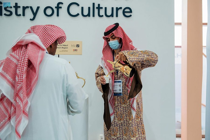 القهوة السعودية تجذب انتباه زوار "معرض الدفاع العالمي"