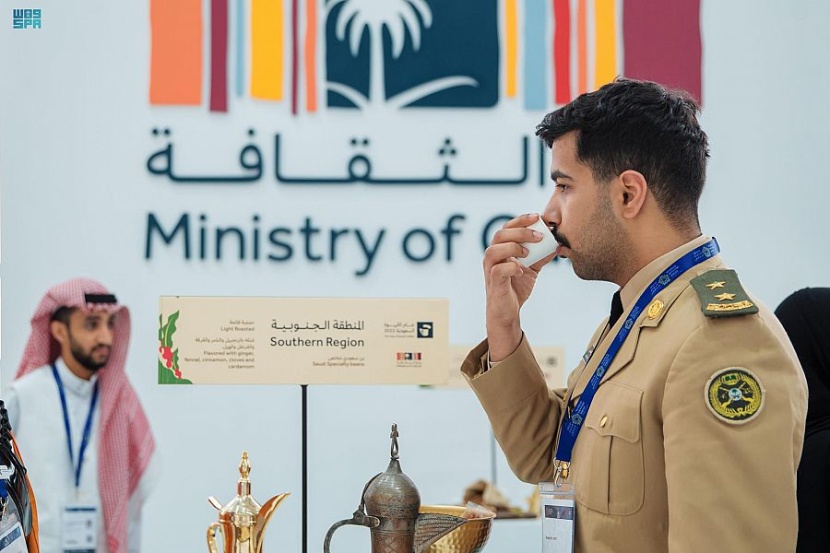 القهوة السعودية تجذب انتباه زوار "معرض الدفاع العالمي"