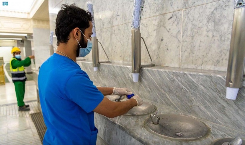تعرف على رحلة ماء زمزم من البئر إلى أن يروي ظمأ المعتمرين والمصلين