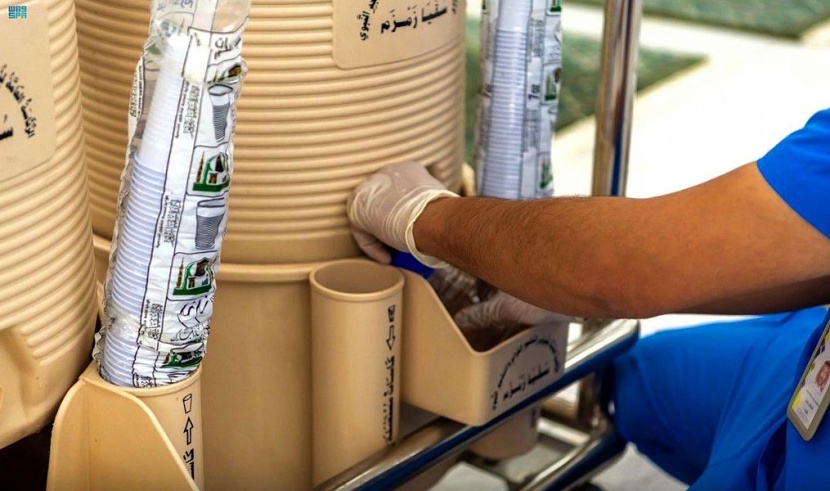 تعرف على رحلة ماء زمزم من البئر إلى أن يروي ظمأ المعتمرين والمصلين