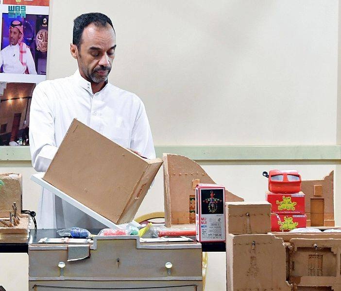 مواطن يجسد المواقع الأثرية بالطين في «ليالي رمضانية»