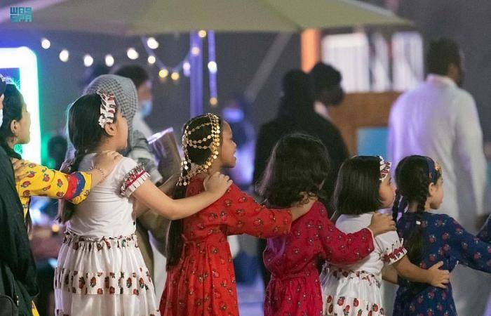 مواطن يجسد المواقع الأثرية بالطين في «ليالي رمضانية»