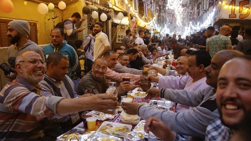 موائد الإفطار الجماعي تعود لشوارع القاهرة بعد تعليقها في الجائحة