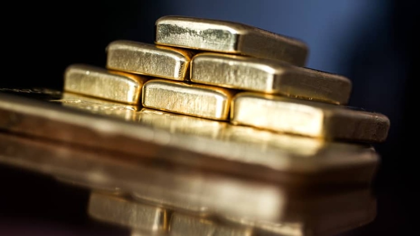 الذهب يهبط 1% مع صعود الدولار وعوائد سندات الخزانة الأمريكية