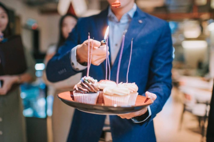 عيد ميلاد مفاجئ يكبد شركة 450 ألف دولار