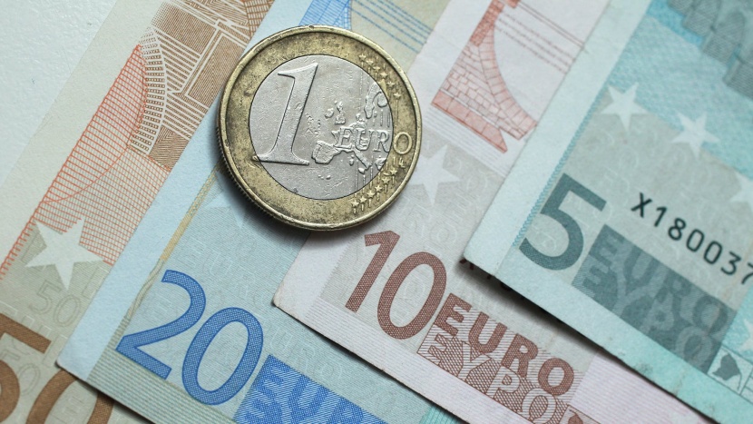 اليورو يرتفع لأعلى مستوى في أسبوع مع توقعات برفع المركزي الأوروبي للفائدة