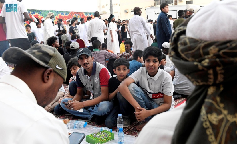 موائد الإفطار الجماعي .. عادة اجتماعية تعزز التكاتف والترابط الاجتماعي والألفة بين الأهالي