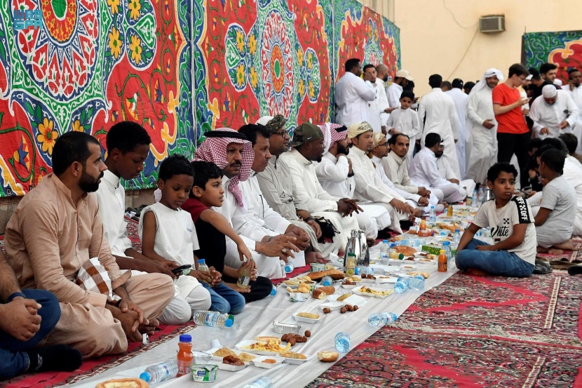 موائد الإفطار الجماعي .. عادة اجتماعية تعزز التكاتف والترابط الاجتماعي والألفة بين الأهالي