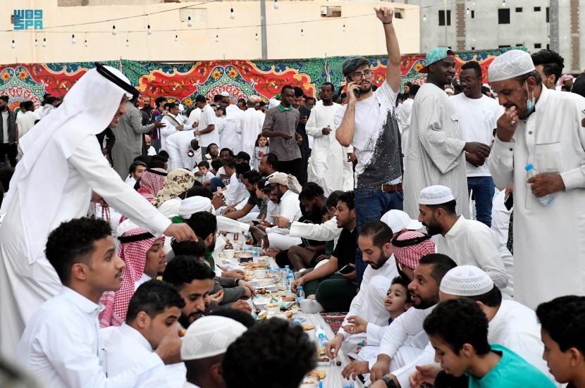 موائد الإفطار الجماعي .. عادة اجتماعية تعزز التكاتف والترابط الاجتماعي والألفة بين الأهالي