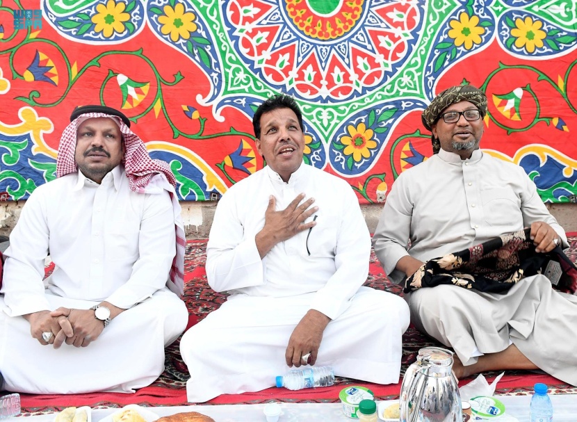 موائد الإفطار الجماعي .. عادة اجتماعية تعزز التكاتف والترابط الاجتماعي والألفة بين الأهالي