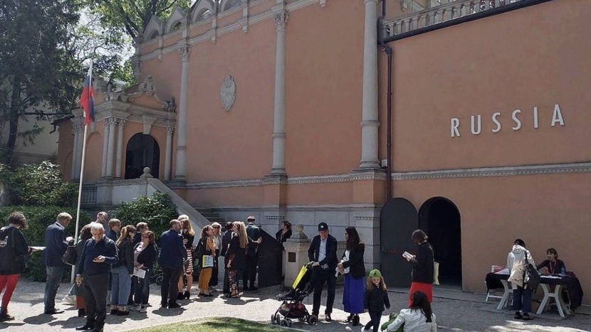 في بينالي البندقية .. مضايقات وحشود للجناح الروسي