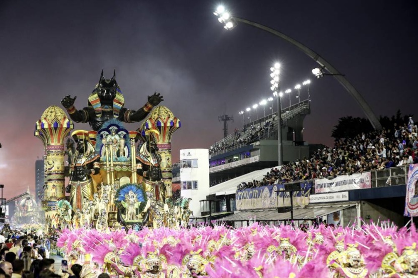 وسط 70 ألف متفرج .. كرنفال ريو دي جانيرو يحتفي بجذوره الإفريقية