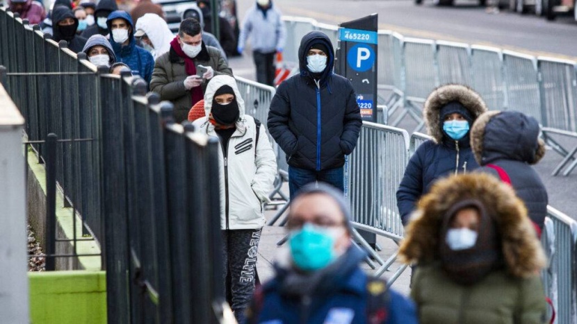 فوضى «افحص للعلاج» .. أحدث انتكاسة للاستجابة الأمريكية للجائحة