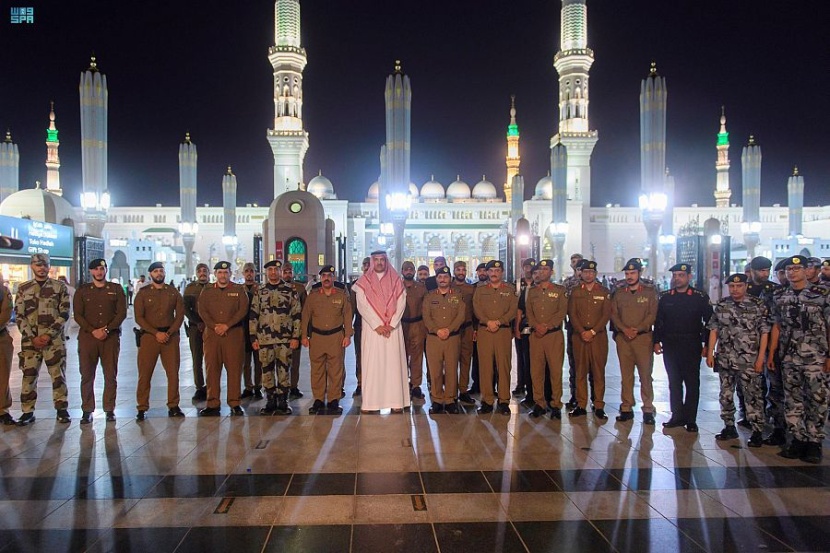 أمير المدينة المنورة يلتقي القيادات الأمنية ورجال الأمن بساحات المسجد النبوي
