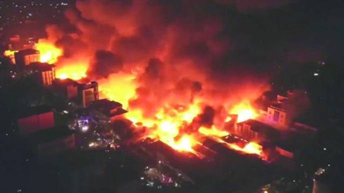 حريق هائل يقضي على المتاجر في الصومال