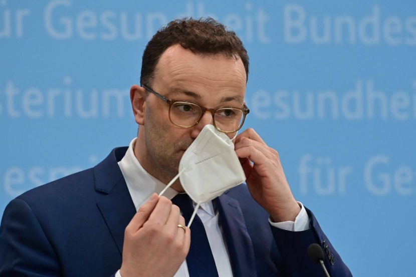 وزير ألماني يوصي بارتداء الكمامات في القاعات المغلقة