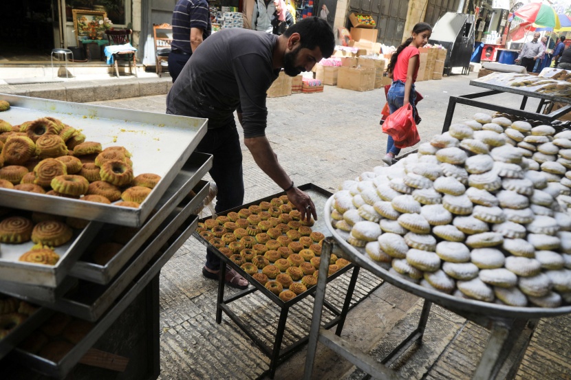 مع اقتراب العيد .. رائحة الكعك تتصاعد من مخابز نابلس القديمة