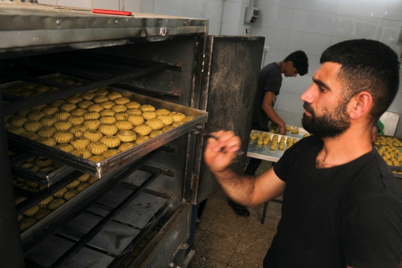 مع اقتراب العيد .. رائحة الكعك تتصاعد من مخابز نابلس القديمة