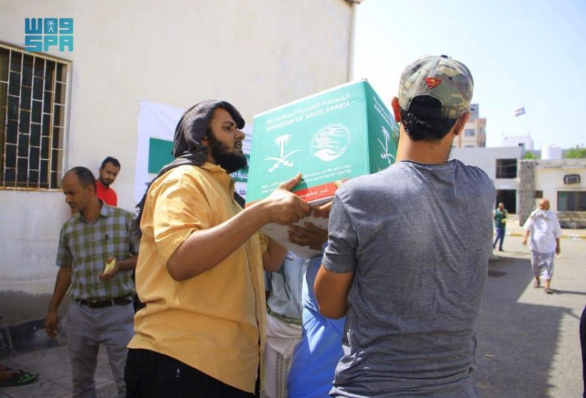 مركز الملك سلمان للإغاثة يوزع أكثر من 103 أطنان من السلال الغذائية في محافظة عدن