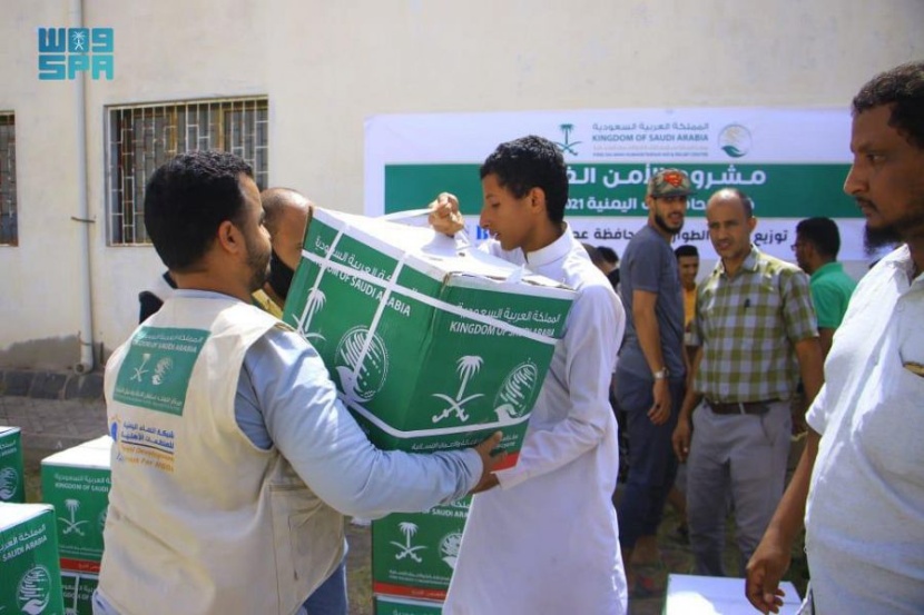 مركز الملك سلمان للإغاثة يوزع أكثر من 103 أطنان من السلال الغذائية في محافظة عدن