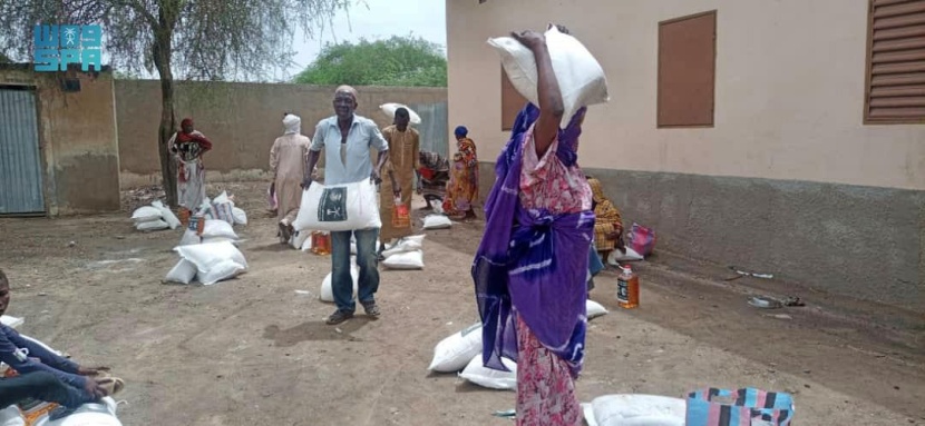 مركز الملك سلمان للإغاثة يوزع 856 سلة غذائية رمضانية في مدينة ماسينياه بجمهورية تشاد