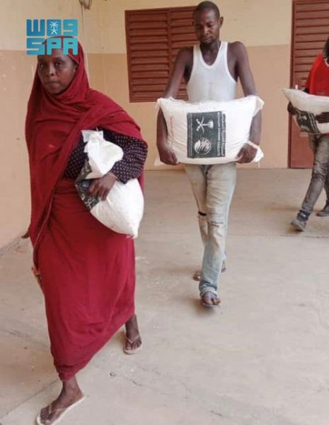 مركز الملك سلمان للإغاثة يوزع 856 سلة غذائية رمضانية في مدينة ماسينياه بجمهورية تشاد