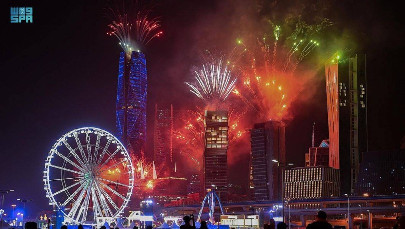 بألوان البهجة والفرح .. الألعاب النارية تضيء سماء المملكة أول أيام العيد