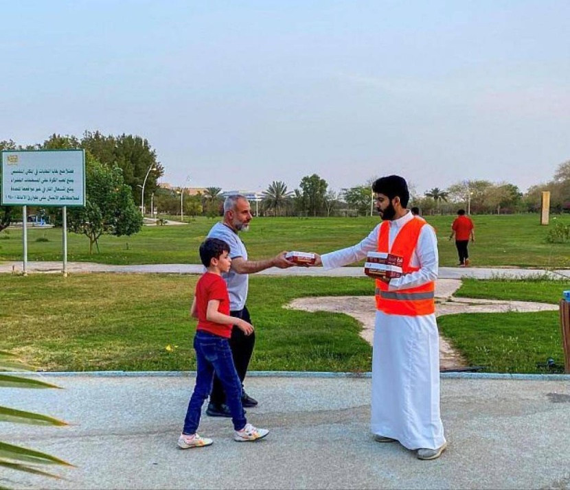 عادة سنوية .. متطوعون يبادرون إلى تفطير الصائمين في الطرقات