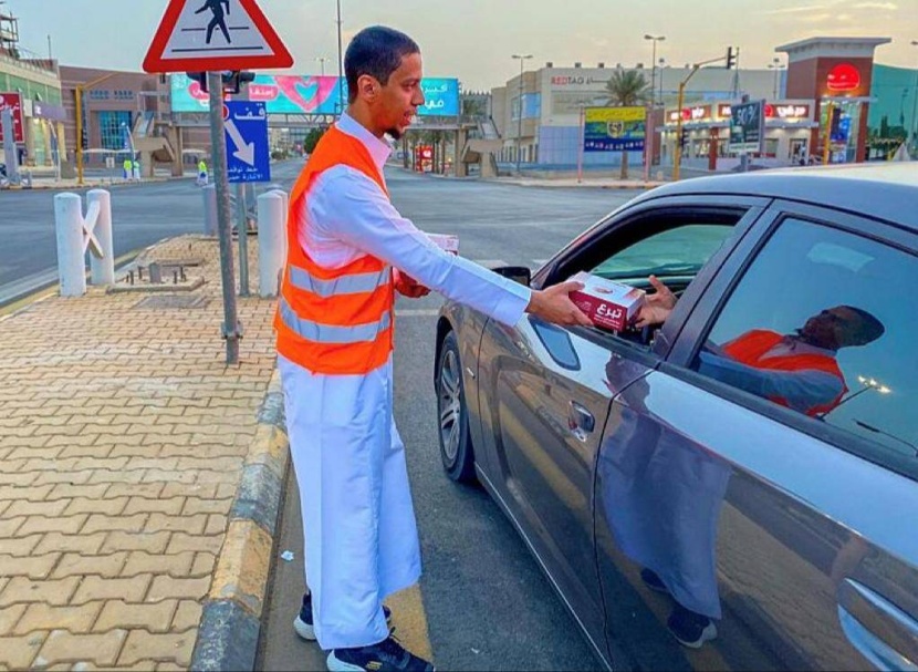 عادة سنوية .. متطوعون يبادرون إلى تفطير الصائمين في الطرقات