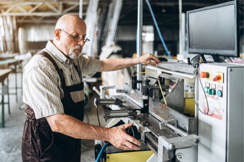 إزاحة العاملين كبار السن ضياع للخبرة والذاكرة المؤسسية