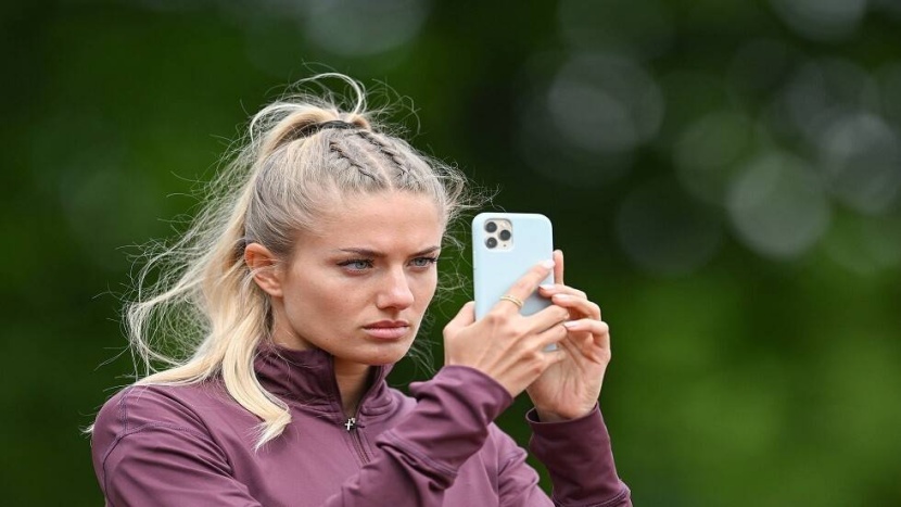 دراسة: إشعاع الهاتف المحمول يؤدي إلى الإصابة بمرض دماغي