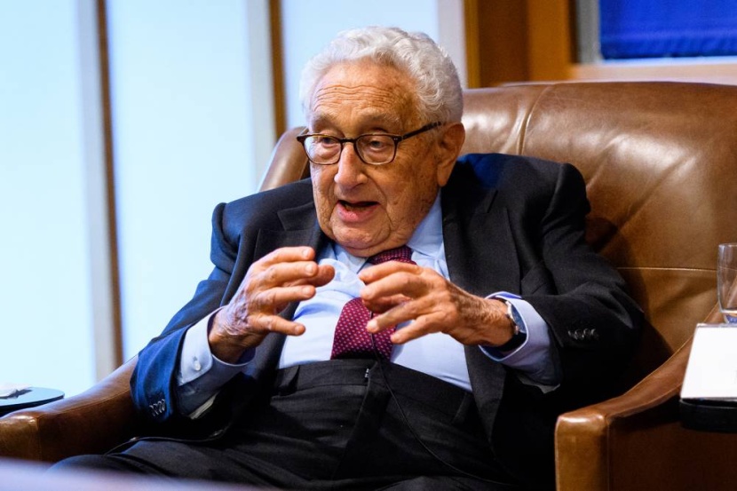 هنري كيسنجر: عندما يكون لديك عدوان لا تعاملهما بالتساوي تماما