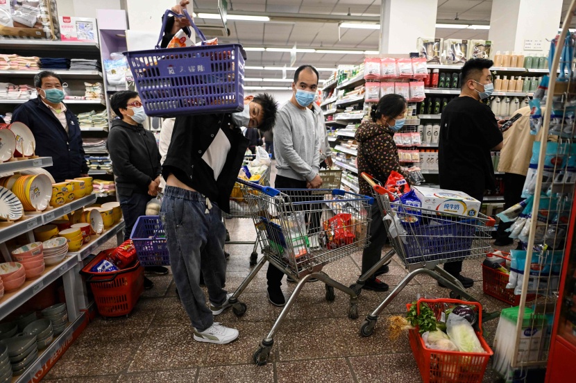 مع تكالب السكان على شراء الغذاء .. الصين تنفي فرض إغلاق في بكين