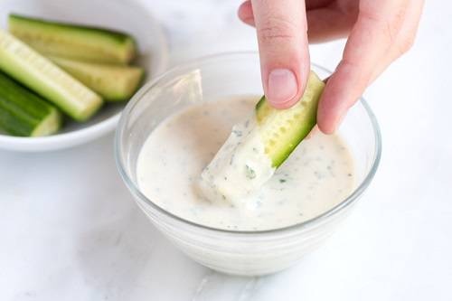 دراسة: تغميس الخضروات يغري لتناولها